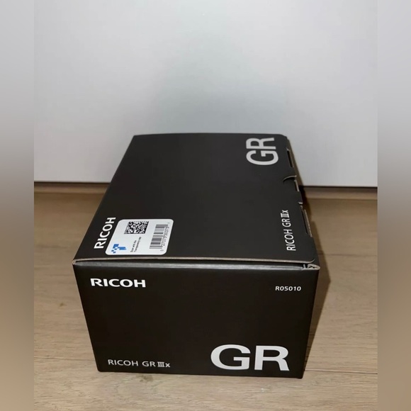 Ricoh GR IIIx W40MM F2.8 Digital Camera Black 15286 - BRAND NEW - Picture 2 of 5